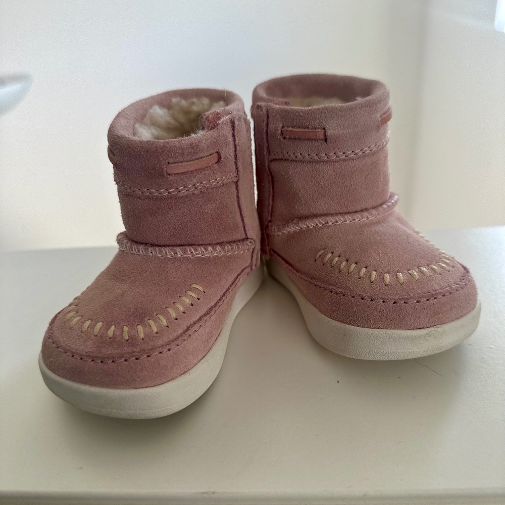 Baby girl Uggs size 2/3